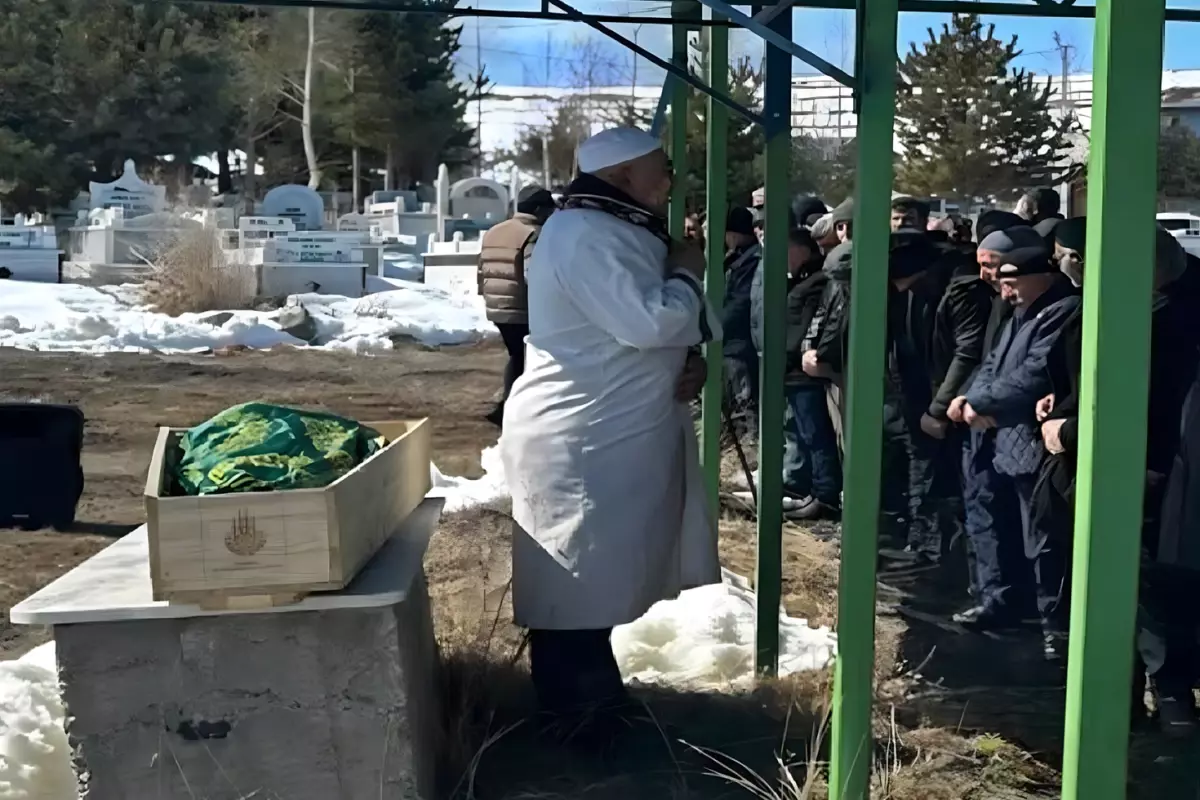 Serhat’te Cenaze Namazı Tartışması: İmamın Tabuta Dönüş Anı Gündemde