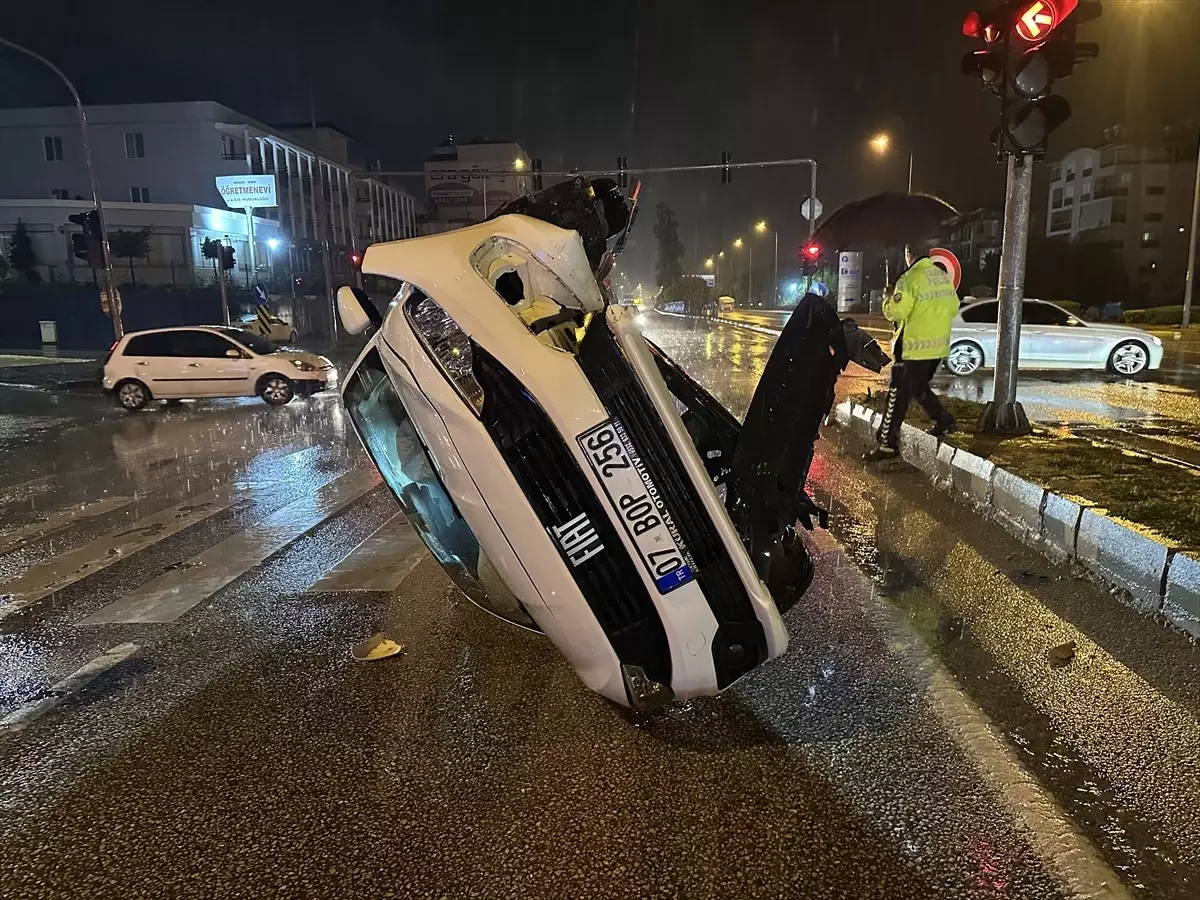 Serik'te Şiddetli Yağış Aracını Kontrolden Çıkardı, Sürücü Sağ Kurtuldu