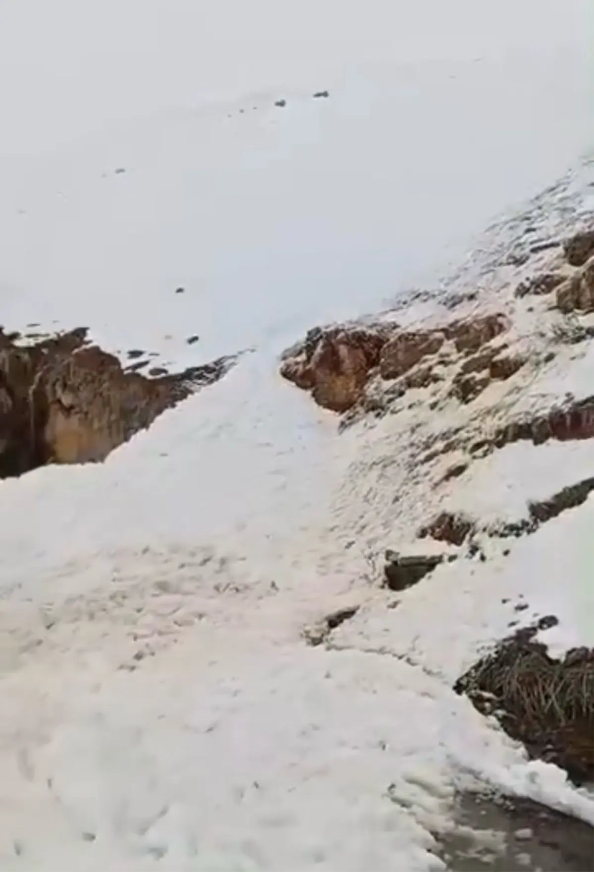 Şırnak Uludere'de Çığ Nedeniyle Kara Yol Kapandı, Karayolları Ekipleri Çalışmalara Hız Veriyor