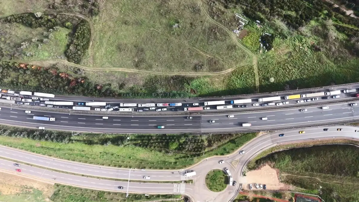 Kocaeli TEM Otoyolu'nda Zincirleme Çarpışma: 78 ve 73 Yaşındaki Çift Hayatını Kaybetti