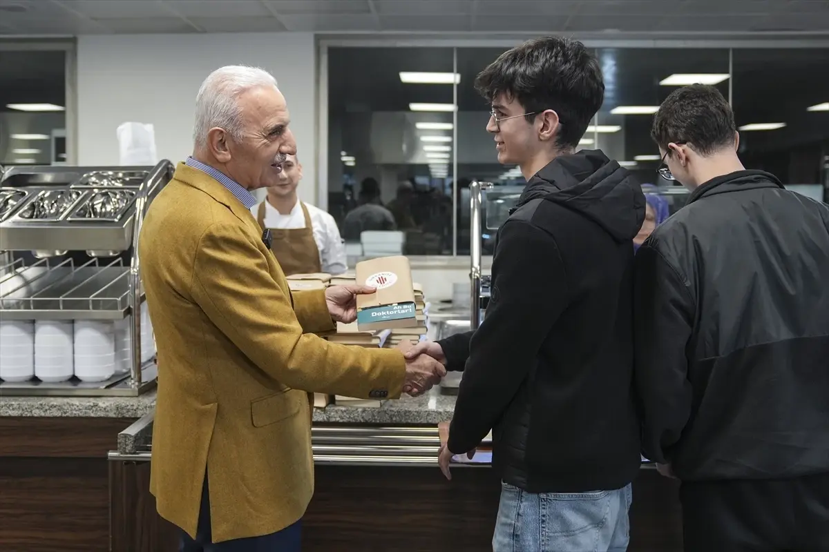 Ümraniye'de Kitapla Tatlı Alternatif: Öğrencilere Okuma Hediyesi