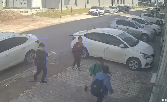 Olay yerinde toplanan polis ekipleri