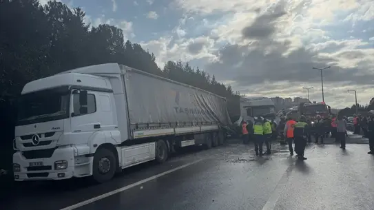 Kocaeli'de Zincirleme Trafik Kazası: 2 Şehit, Yol Kapandı