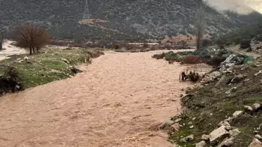 Sel sonrası Elmalı’da taşan dereler ve su altında kalan tarlalar
