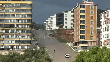 Toprak kayması sonrası yıkılan yol