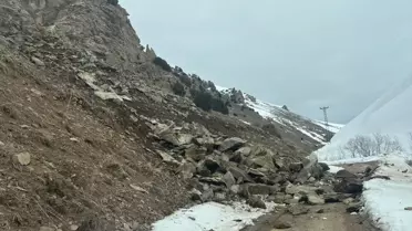 Heyelan izleri ve hasarlı yol