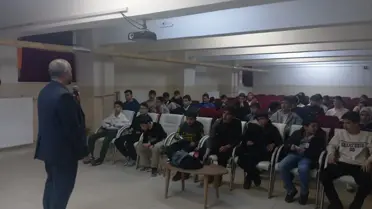 Seminerde sunum yapan konuşmacı