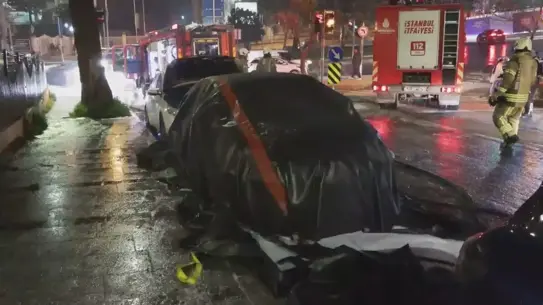 Yangını söndürmeye çalışan itfaiye ekipleri