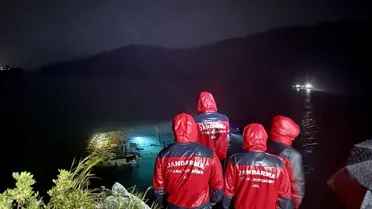 Kurtarma ekipleri tekneyi incelemekte