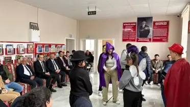 Kütüphaneler Tiyatrosu sahnesinde oyuncular