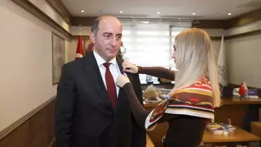 Mavi balonların gökyüzünde yükselişi