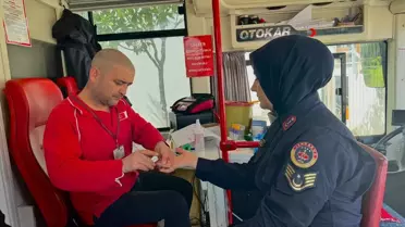 Jandarma personeli kan bağışı yapıyor