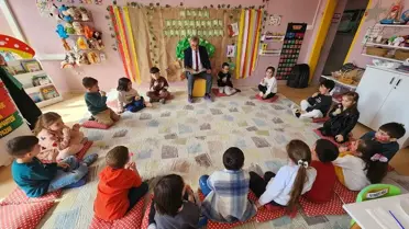 Etkinlikte masal okuyan gönüllü