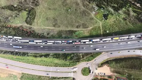 Kaza sonrası TEM Otoyolu'nda hasar gören araçlar