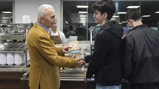 Öğrenciler kitap alırken