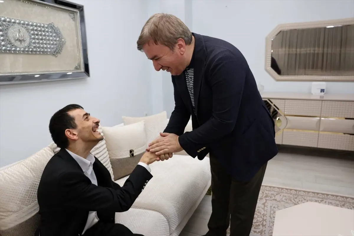 Erzincan Valisi'nden Görme Engelli Kadir Macit'e Braille Kur'an Hediyesi