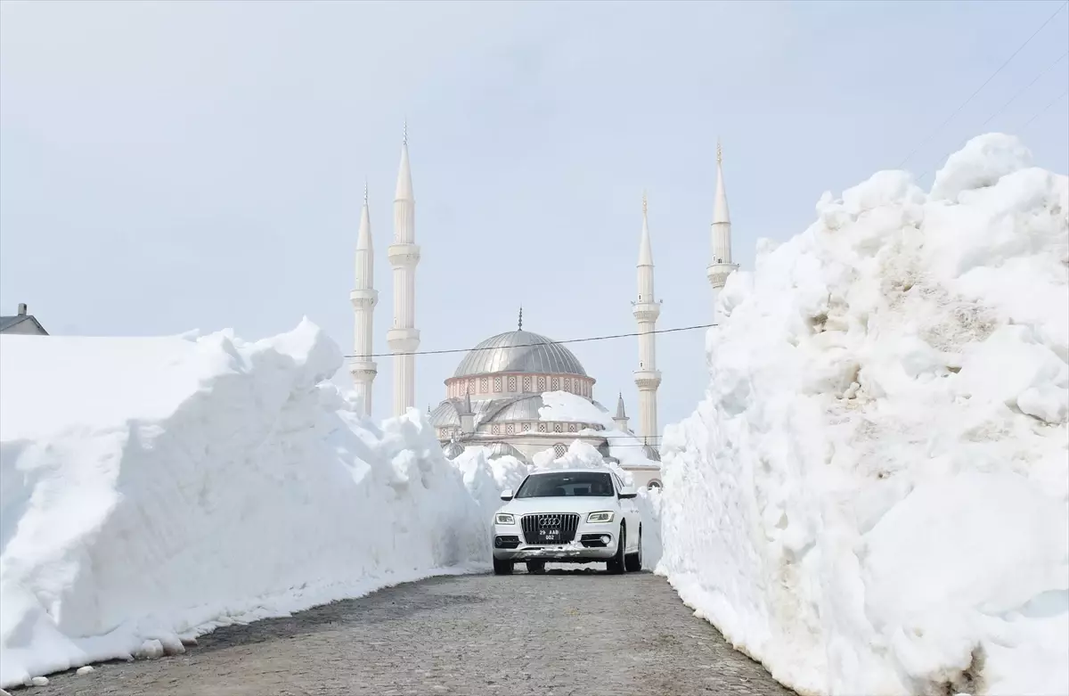 Gümüşhane Dağlarında 5 Metrelik Kar Kalınlığıyla Mücadele Sürüyor