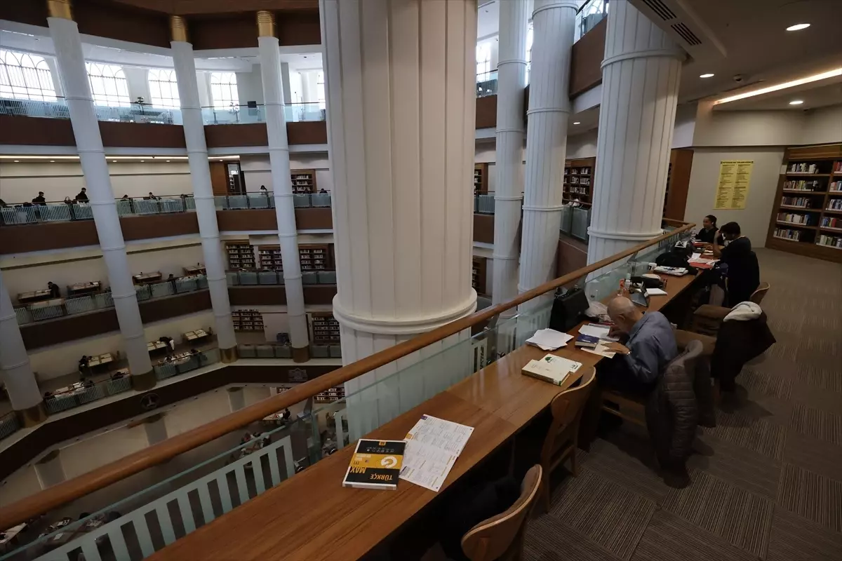 76 Yaşındaki Emekli Terzi İbrahim Halil Uzak, Gençlerde Okuma Tutkusunu Ateşliyor