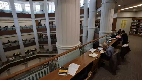 Kütüphanede okuyan İbrahim Halil Uzak