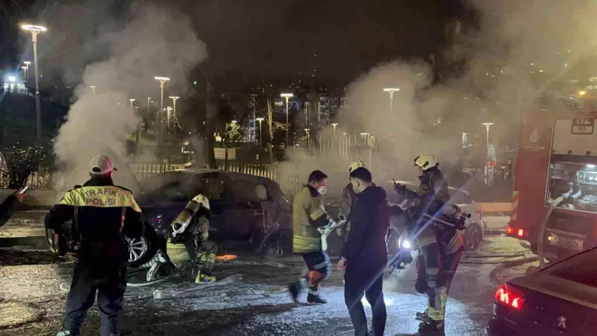 Beşiktaş’ta Park Halindeki Elektrikli Aracın Yangını İki Aracın Hasar Görmesine Neden Oldu