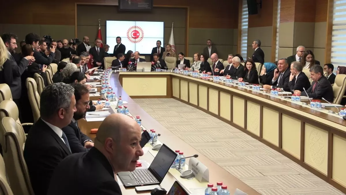 TBMM Sağlık Komisyonu'nda Doğum İzni ve 15 Yaş Altı Sosyal Medya Düzenlemesi Üzerine Görüşmeler