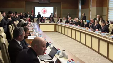 Komisyon üyeleri tasarıyı inceliyor