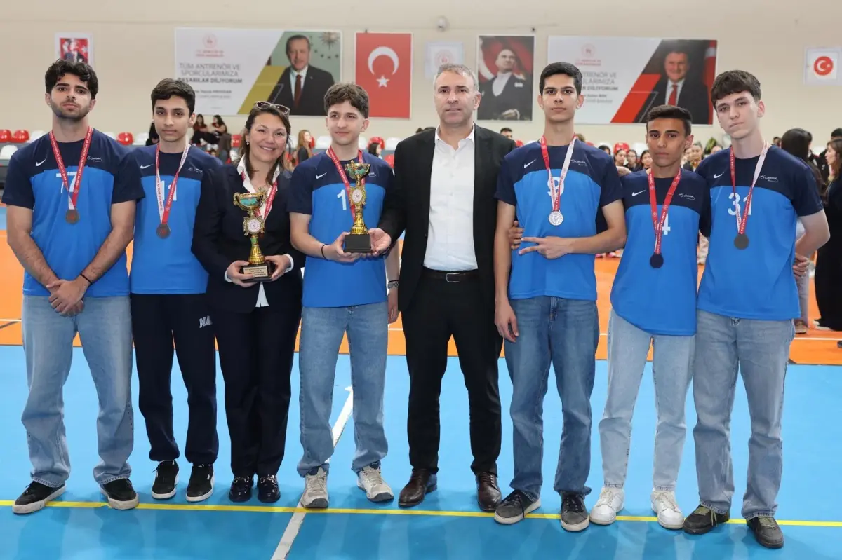 Hatay'da Genç Voleybolcular Alt Yapı Ligi Finalinde Şampiyonluğu Kutladı