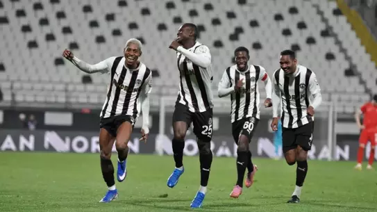 Maç sonrası Manisa FK oyuncuları sevinç içinde