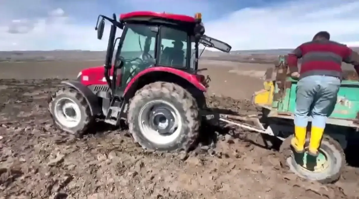 Kars’ta Çamura Sapan Traktörler Köylülerin Çabasıyla Kurtarıldı