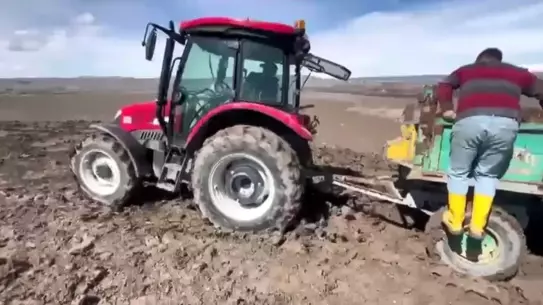 Kurtarılan traktörlerin fotoğrafı