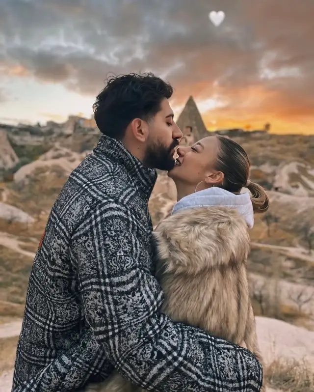 Düğün dans pistinde çiftlerin duruşu