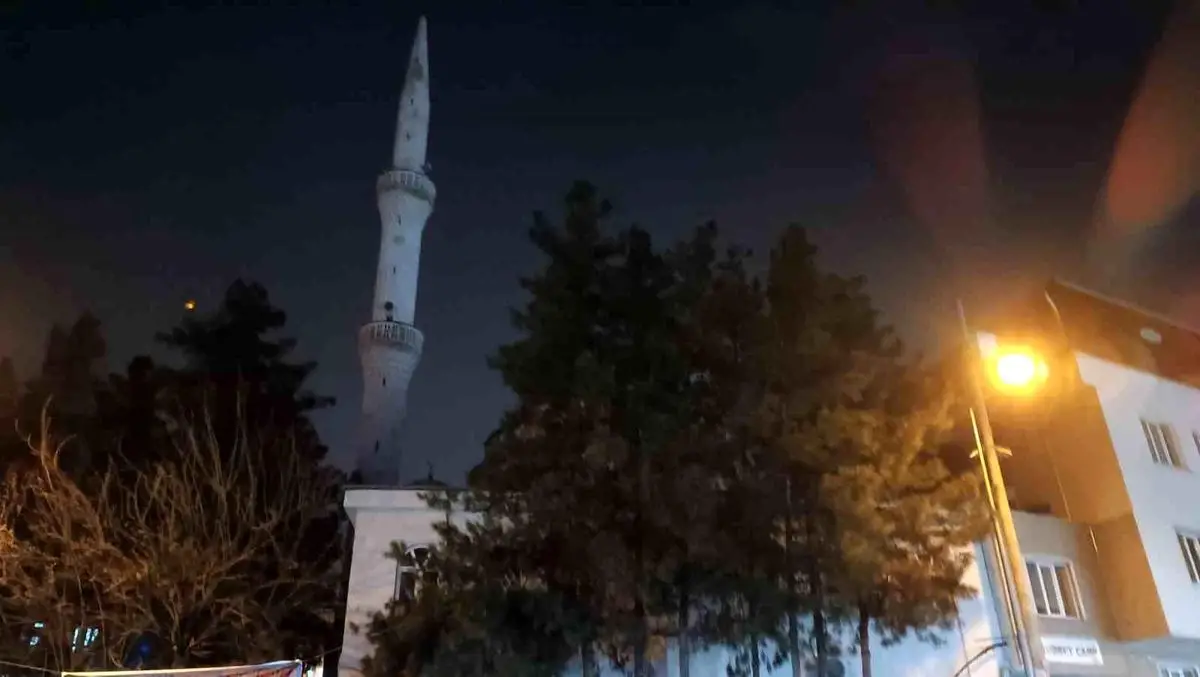 Batman’da Kudret Camii’ne Şimşek Çarptı: Minarede Elektrik Arızası