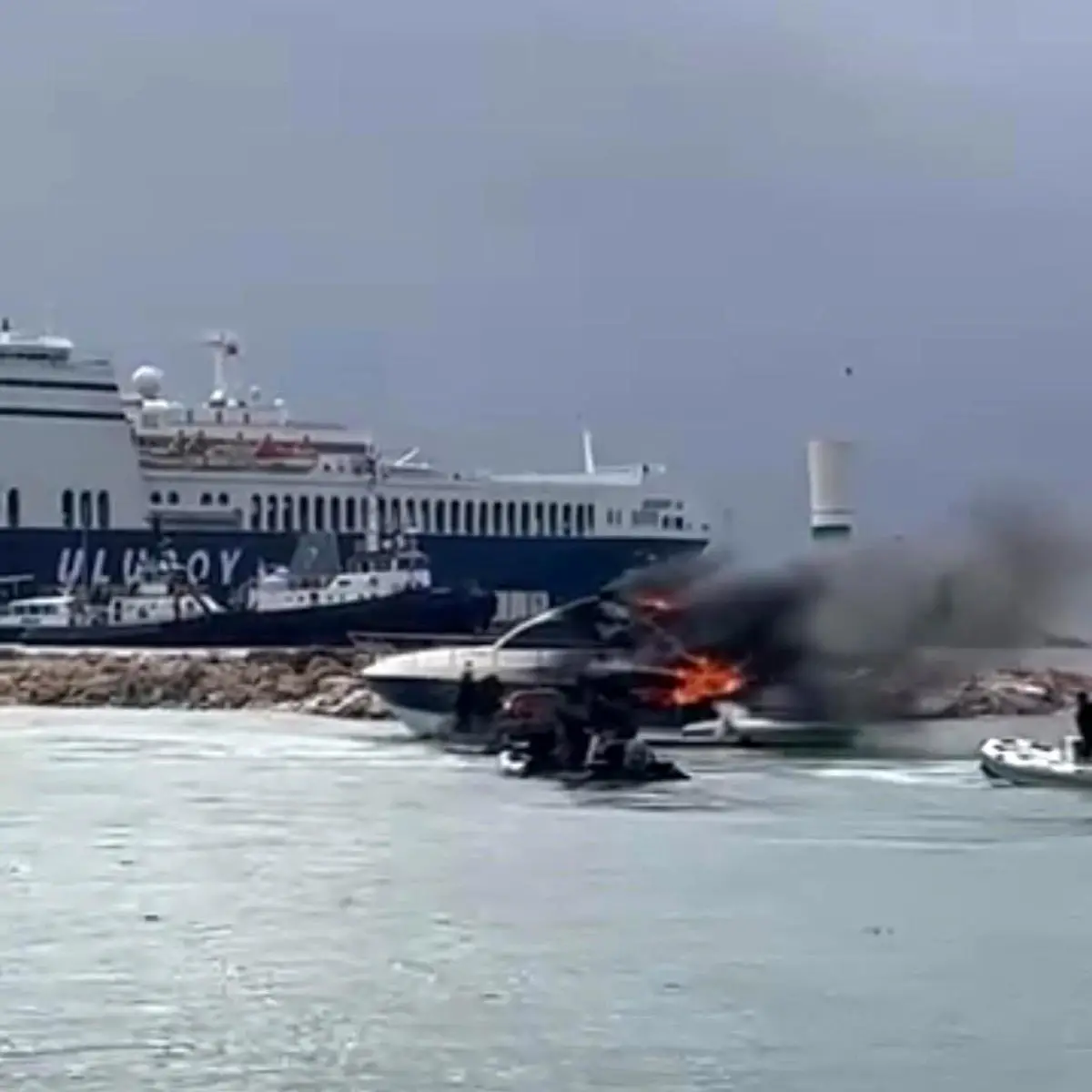 Çeşme sahilinde motoryat yangını itfaiye ekiplerinin hızlı müdahalesiyle söndürüldü