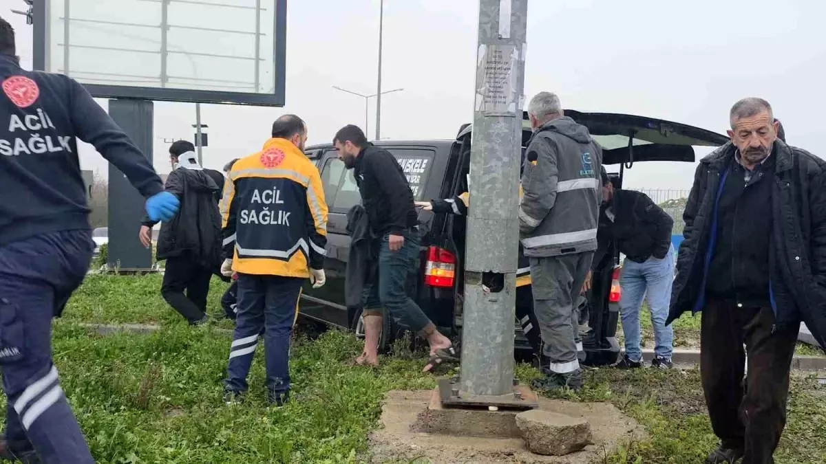 Ergani'de Transporter ve Minibüs Çarpıştı: 4 Kişi Yaralandı