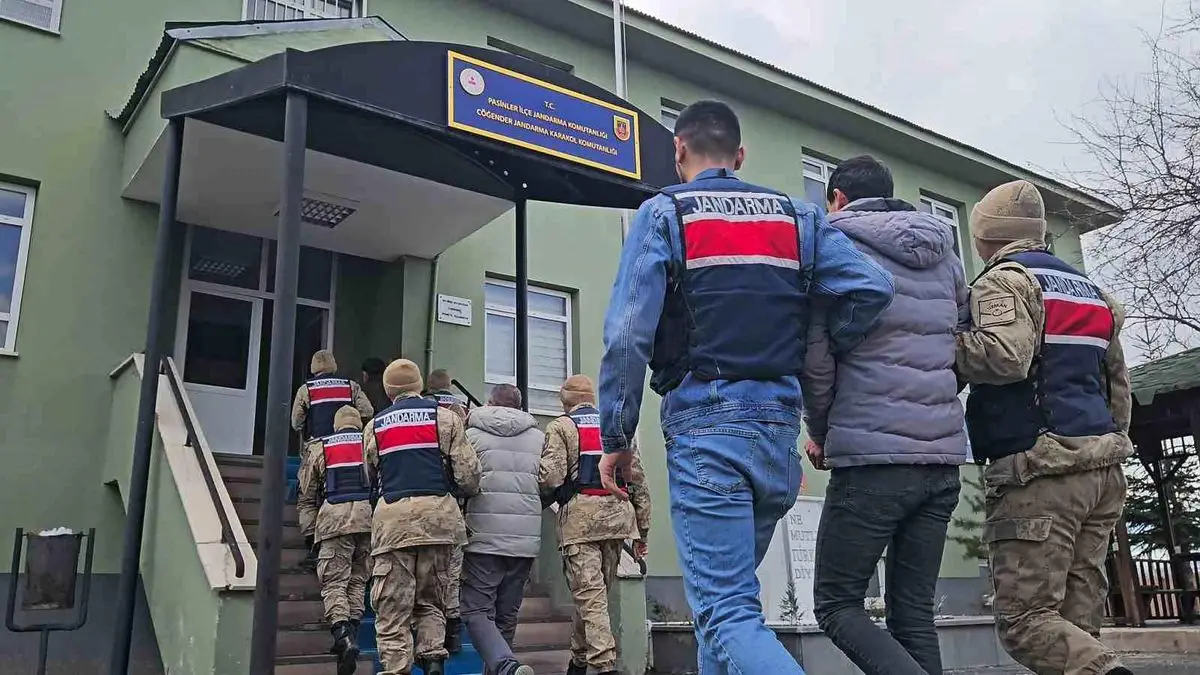 Erzurum’da Düzensiz Göçmen Kaçakçılığına Büyük Operasyon: 4 Şüpheli Tutuklandı, 54 Göçmen Yakalandı