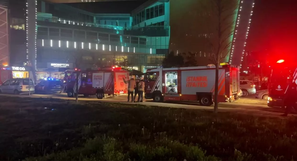 Kağıthane'de AVM Yangını Kontrol Altına Alındı