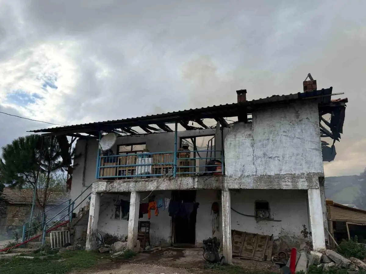 Manisa'nın Selendi Mahallesinde İki Katlı Evde Yangın Kontrol Altına Alındı