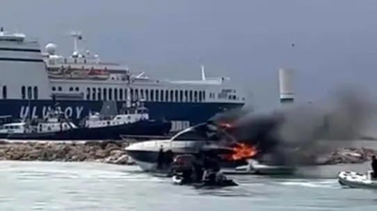 Çeşme sahilinde motoryat yangını itfaiye ekiplerinin hızlı müdahalesiyle söndürüldü
