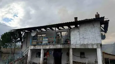 Yangın sonrası itfaiye ekipleri ve söndürülmüş ev