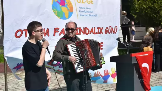 Yürüyüşteki katılımcıların renkli pankartları