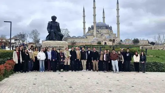 Mimar Sinan anısına öğrencilerin grup fotoğrafı