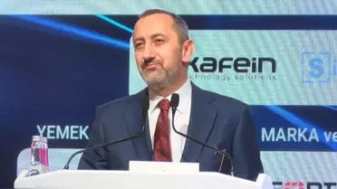 Zirve salonunda konuşma yapan uzman