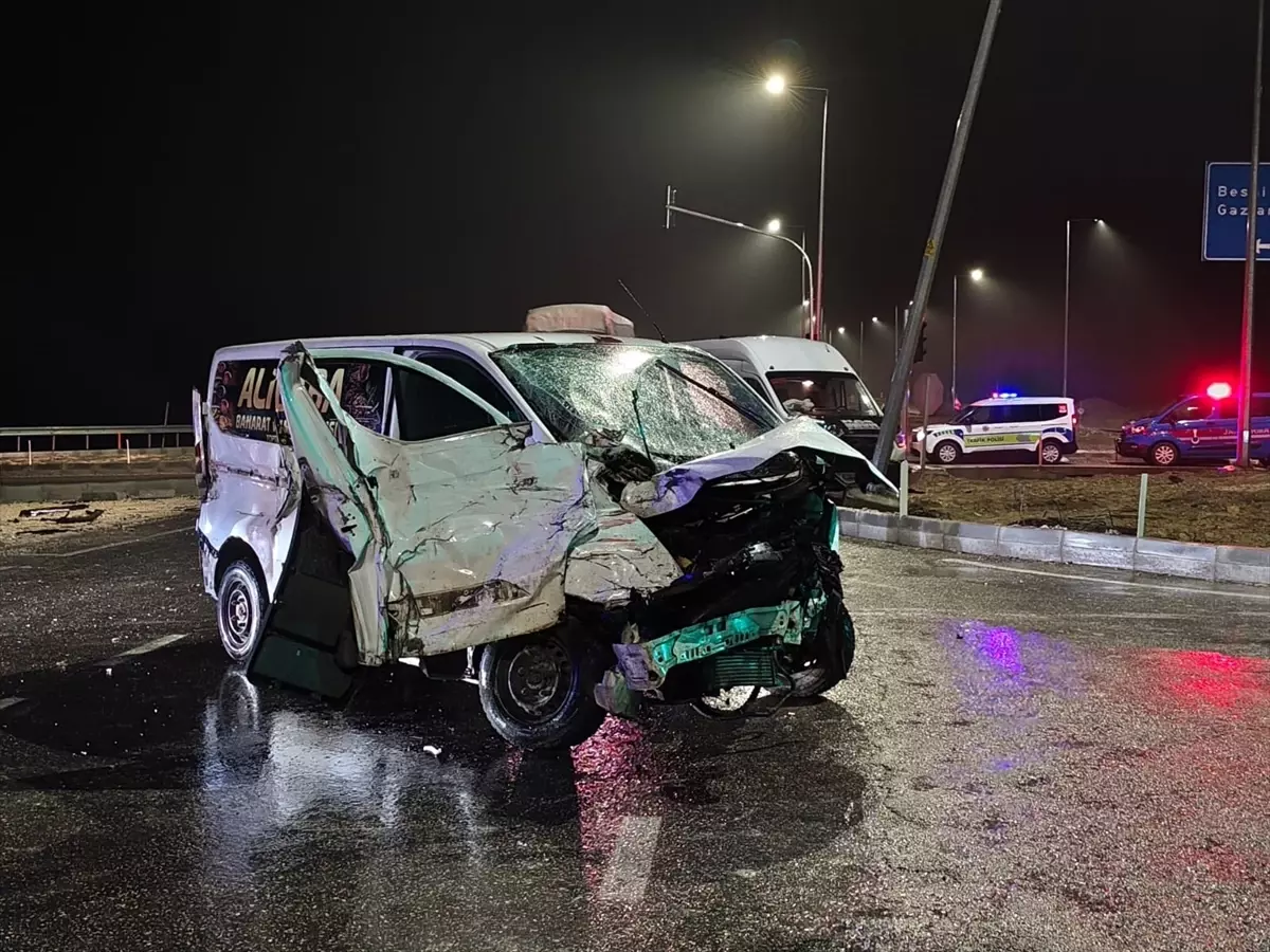 Adıyaman Besni'de Zincirleme Trafik Kazası: 5 Yaralı ve Tır Devrildi