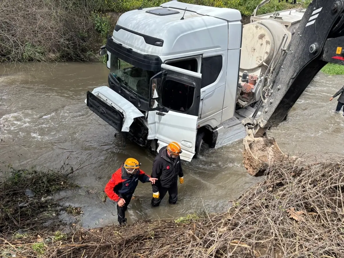Bilecik'te Zincirleme Trafik Kazası: Beton Mikseri Devrildi, 4 Yaralı