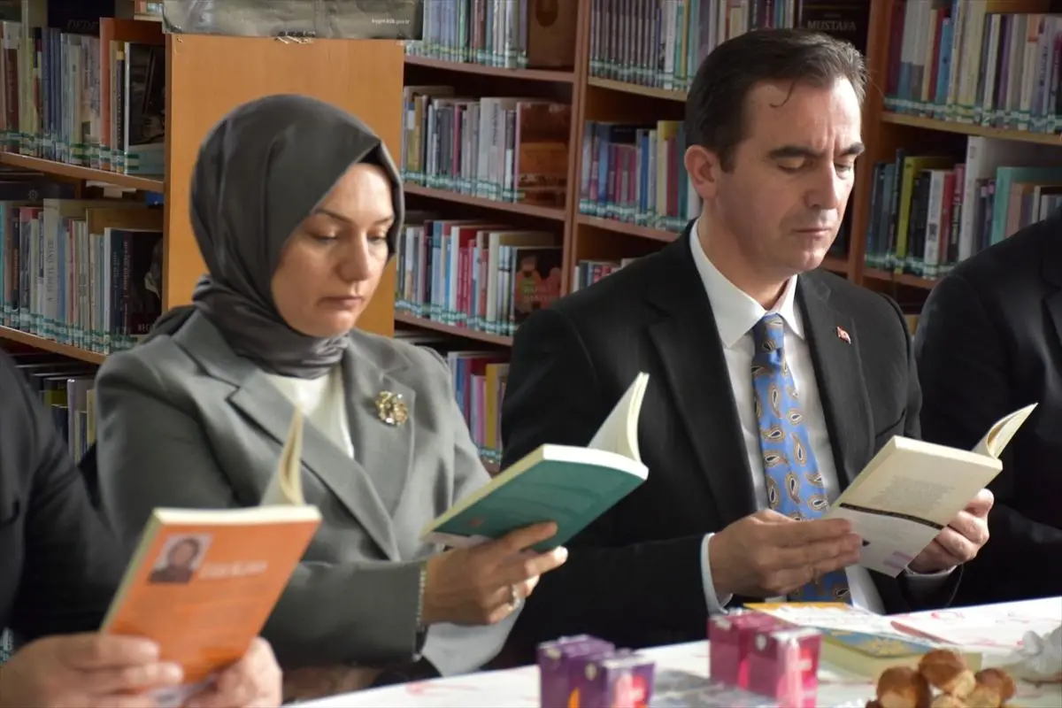 Bitlis'te ailelerin kitap okuma etkinliği kapak fotoğrafı