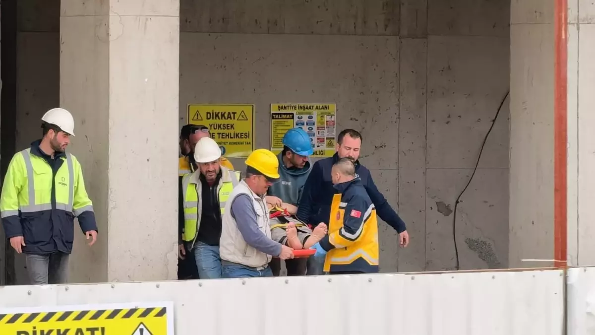 İnegöl'de 2. Kat Kazası: İnşaat İşçisi Hafif Yaralı Olarak Hastaneye Kaldırıldı
