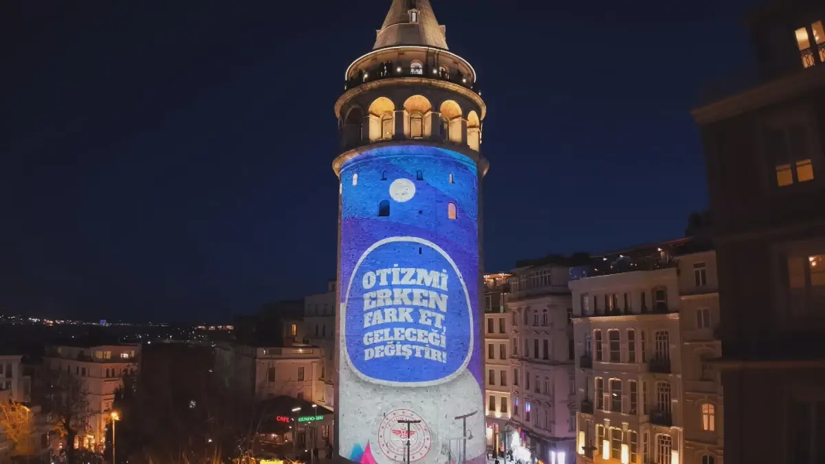 İstanbul’un Simgeleri Dünya Otizm Farkındalık Günü İçin Renkli Işıklarla Aydınlatıldı