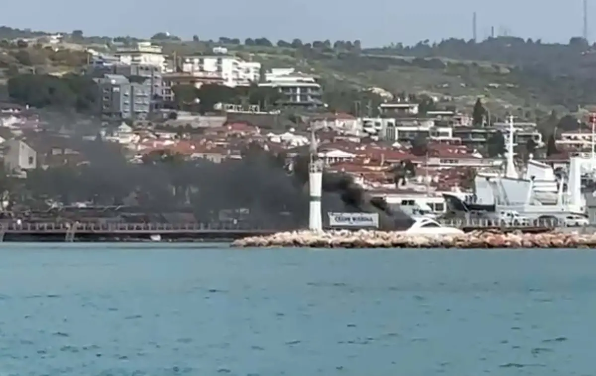 Çeşme'de Motoryatta Çıkan Yangın Römorkörle Hızlıca Kontrol Altına Alındı