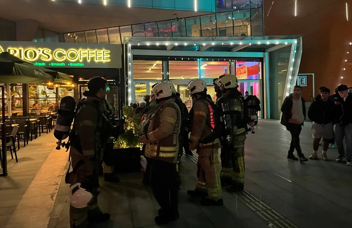 Kağıthane'deki Alışveriş Merkezinde Çıkan Yangın Kontrol Altına Alındı