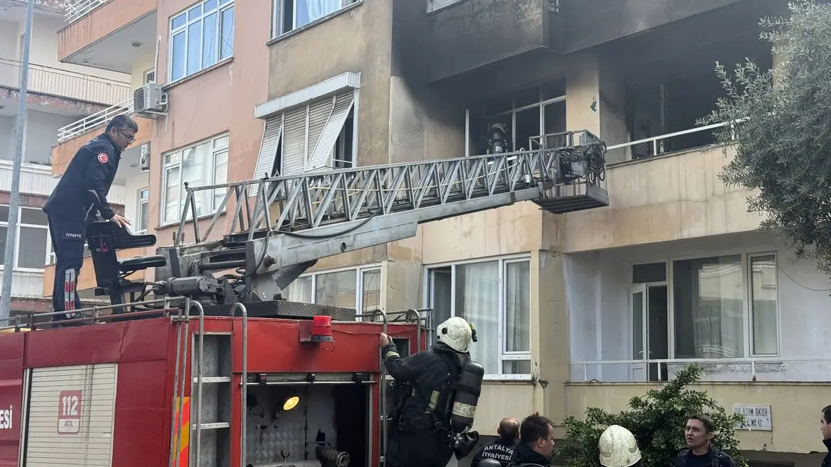 Antalya’da Dumanla Mücadele Eden İtfaiye Erinin Kediye Hayati Müdahalesi